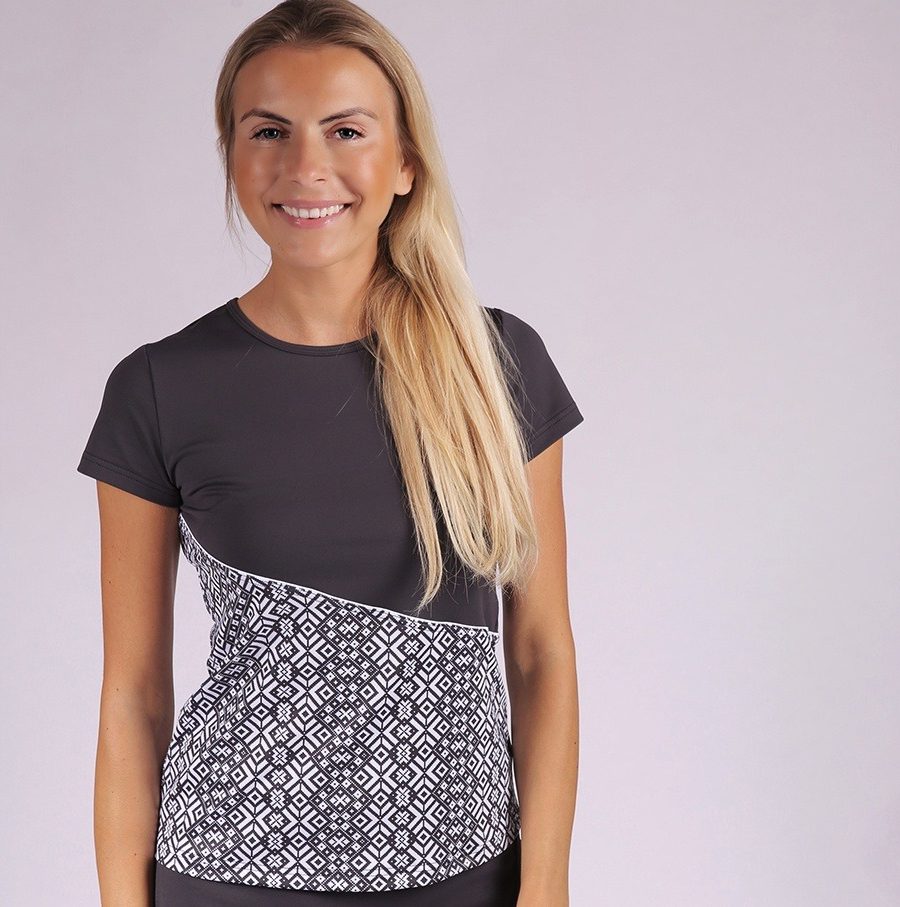 ESTRADA sieviešu asimetrisks T-krekls ar latvju zīmēm